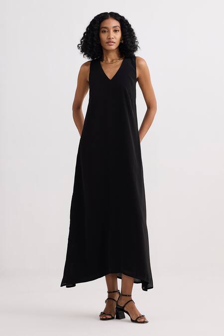 Shop_Reistor_Black Crepe V-neck Sleeveless Dress _Online_at_Aza_Fashions