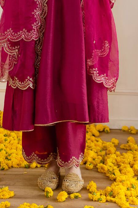 ASRUMO_Magenta Chanderi, Organza Embroidery, Zari, Lace V-neck And Taari Kurta Set _Online_at_Aza_Fashions