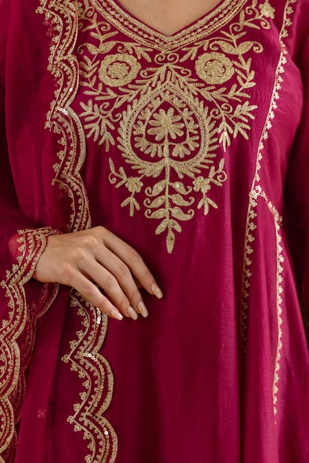 Buy_ASRUMO_Magenta Chanderi, Organza Embroidery, Zari, Lace V-neck And Taari Kurta Set _Online_at_Aza_Fashions