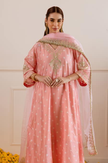 ASRUMO_Peach Chanderi, Organza Embroidery, Zari V-neck Bandhej Kurta Pant Set _Online_at_Aza_Fashions
