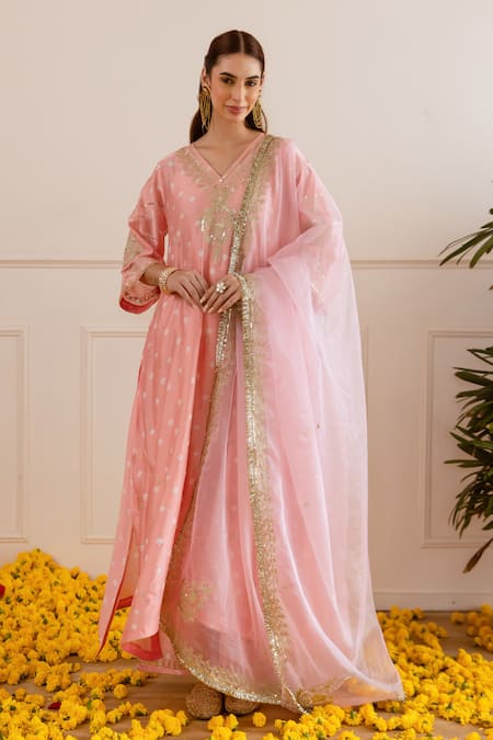 Buy_ASRUMO_Peach Chanderi, Organza Embroidery, Zari V-neck Bandhej Kurta Pant Set _Online_at_Aza_Fashions
