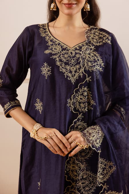 Buy_ASRUMO_Navy Chanderi, Organza Embroidery, Zari V-neck Kurta Pant Set 