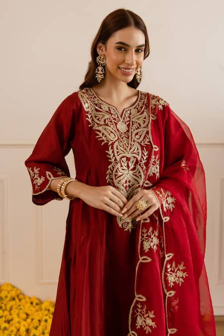 Buy_ASRUMO_Maroon Chanderi, Organza Embroidery, Zari, Lace Split V-neck And Taari Kurta Set _Online_at_Aza_Fashions