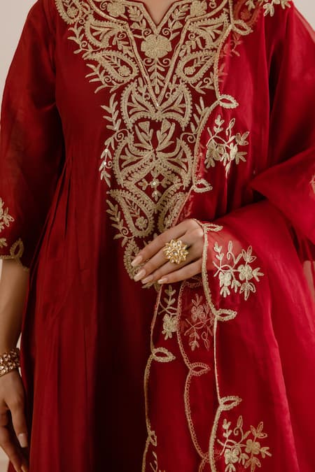 ASRUMO_Maroon Chanderi, Organza Embroidery, Zari, Lace Split V-neck And Taari Kurta Set _at_Aza_Fashions