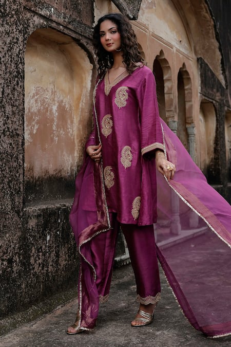 Charu Makkar_Purple Silk, Organza Embroidery, Zari V-neck Preeto Kurta Set _at_Aza_Fashions