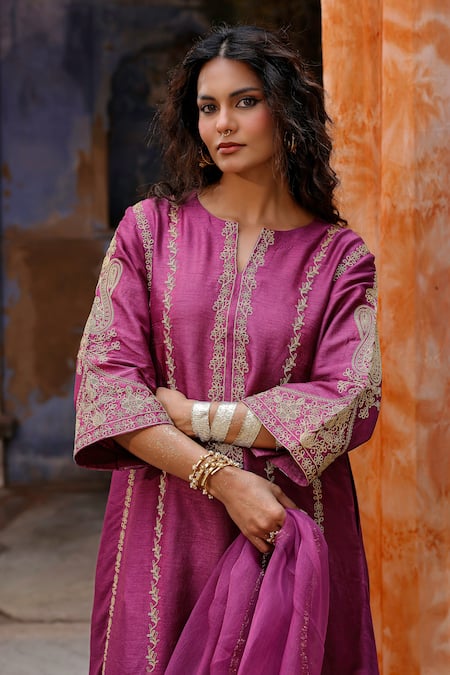 Charu Makkar Purple Silk, Organza Embroidery Split V-neck Sohni Kurta Set Online at Aza Fashions Charu Makkar_Purple Silk, Organza Embroidery Split V-neck Sohni Kurta Set _Online_at_Aza_Fashions