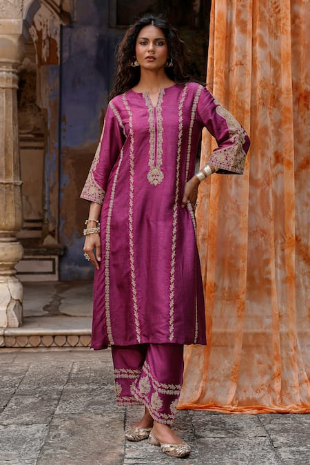 Charu Makkar Purple Silk, Organza Embroidery Split V-neck Sohni Kurta Set at Aza Fashions Charu Makkar_Purple Silk, Organza Embroidery Split V-neck Sohni Kurta Set _at_Aza_Fashions
