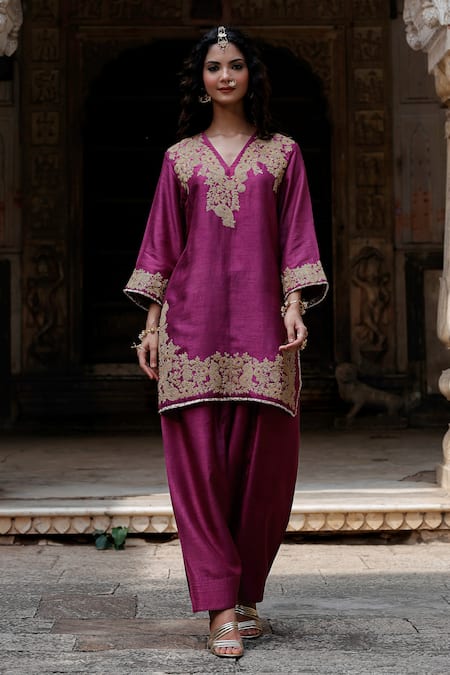 Charu Makkar_Purple Silk, Organza Embroidery V-neck Sargun Kurta Set _Online_at_Aza_Fashions