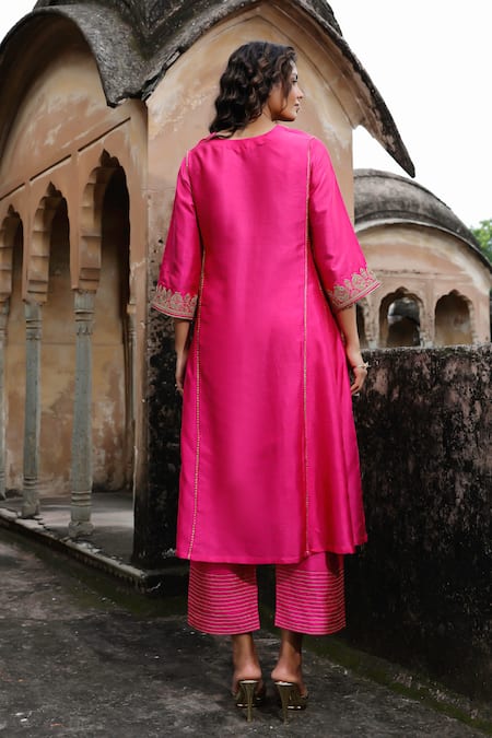 Shop Charu Makkar Pink Silk, Organza Embroidery, Fringe Split V-neck Seerat Kurta Set at Aza Fashions Shop_Charu Makkar_Pink Silk, Organza Embroidery, Fringe Split V-neck Seerat Kurta Set _at_Aza_Fashions