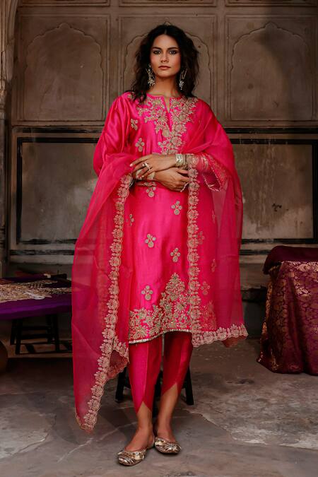 Charu Makkar Pink Silk, Organza Embroidery, Sequins Split V-neck Basant Kurta Set at Aza Fashions Charu Makkar_Pink Silk, Organza Embroidery, Sequins Split V-neck Basant Kurta Set _at_Aza_Fashions