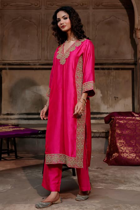 Charu Makkar_Pink Organza Embroidery, Zari V-neck Shehnaaz Kurta Set _Online_at_Aza_Fashions