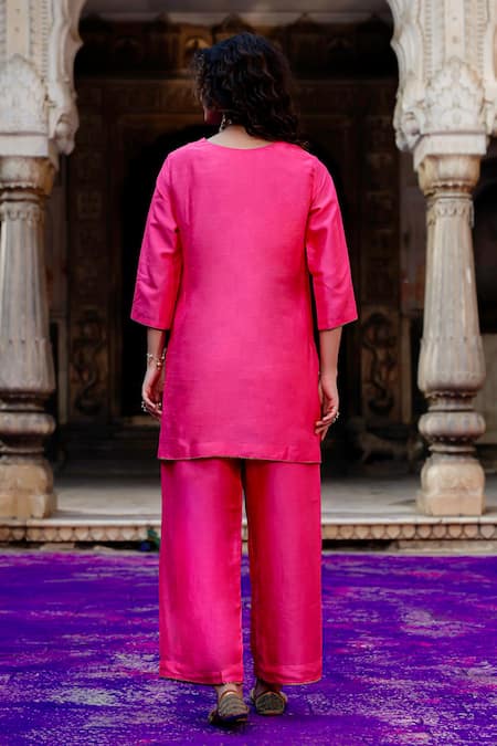 Charu Makkar Babli Embroidered Kurta Set 