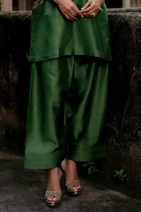 Charu Makkar_Green Silk Embroidery Split V-neck Ravina Kurta Set _Online_at_Aza_Fashions