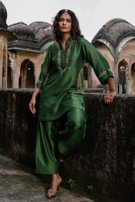 Charu Makkar_Green Silk Embroidery Split V-neck Ravina Kurta Set _at_Aza_Fashions