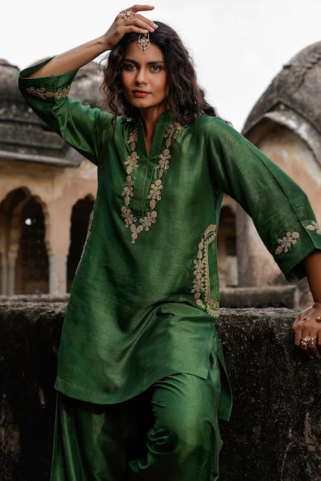 Buy_Charu Makkar_Green Silk Embroidery Split V-neck Ravina Kurta Set 