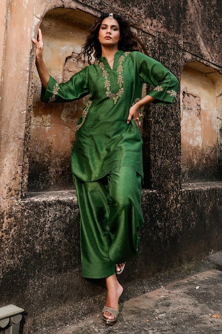 Shop_Charu Makkar_Green Silk Embroidery Split V-neck Ravina Kurta Set 