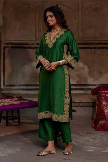 Buy_Charu Makkar_Green Silk, Organza Embroidery, Zari V-neck Farnaz Kurta Set _Online_at_Aza_Fashions