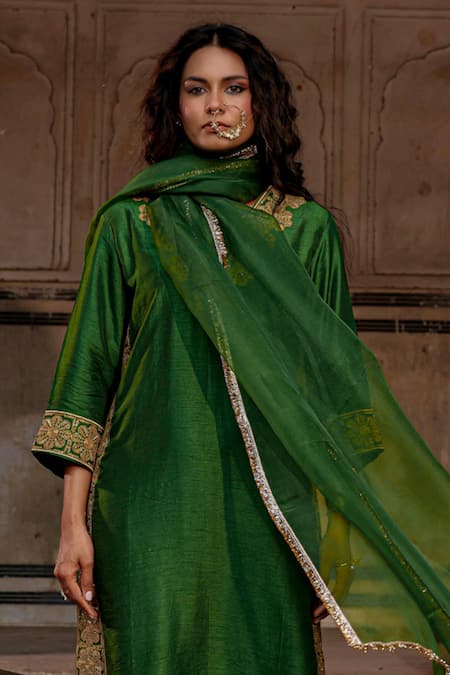 Shop_Charu Makkar_Green Silk, Organza Embroidery, Zari V-neck Farnaz Kurta Set _Online_at_Aza_Fashions