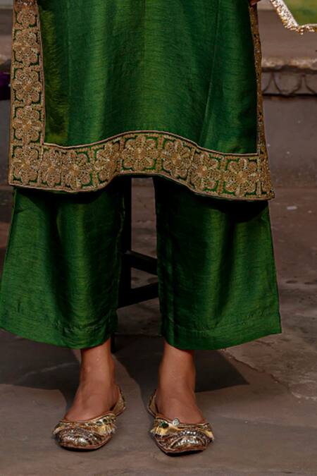 Charu Makkar_Green Silk, Organza Embroidery, Zari V-neck Farnaz Kurta Set _at_Aza_Fashions