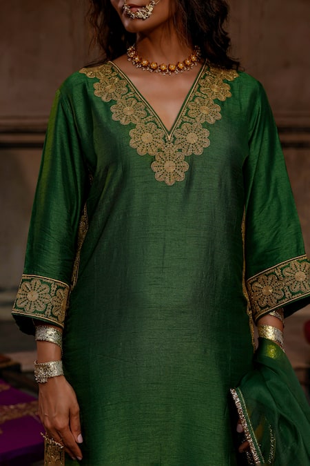 Shop_Charu Makkar_Green Silk, Organza Embroidery, Zari V-neck Farnaz Kurta Set 