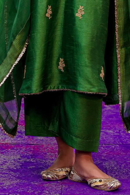 Charu Makkar_Green Silk, Organza Embroidery, Zari, Lace Round Neck Swara Kurta Set _Online_at_Aza_Fashions