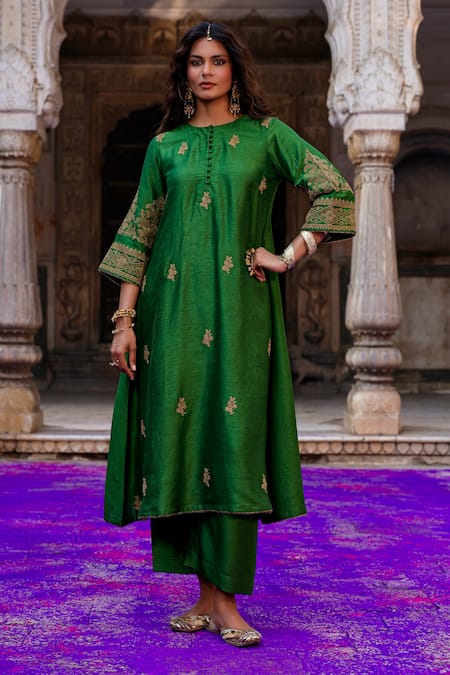 Charu Makkar_Green Silk, Organza Embroidery, Zari, Lace Round Neck Swara Kurta Set _at_Aza_Fashions