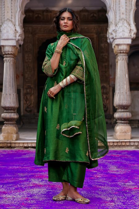 Buy_Charu Makkar_Green Silk, Organza Embroidery, Zari, Lace Round Neck Swara Kurta Set 