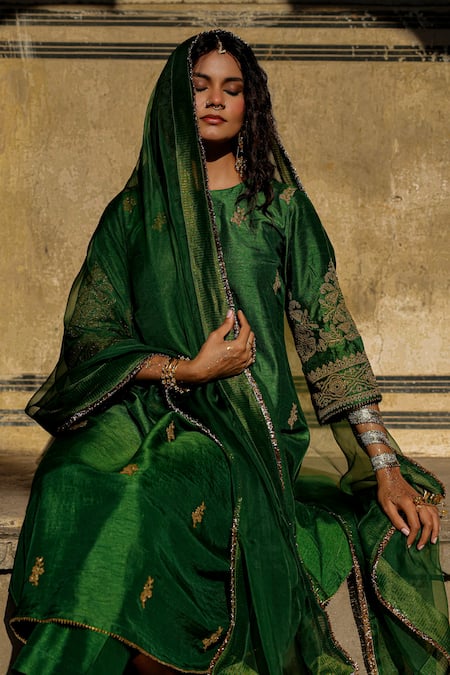 Shop_Charu Makkar_Green Silk, Organza Embroidery, Zari, Lace Round Neck Swara Kurta Set 
