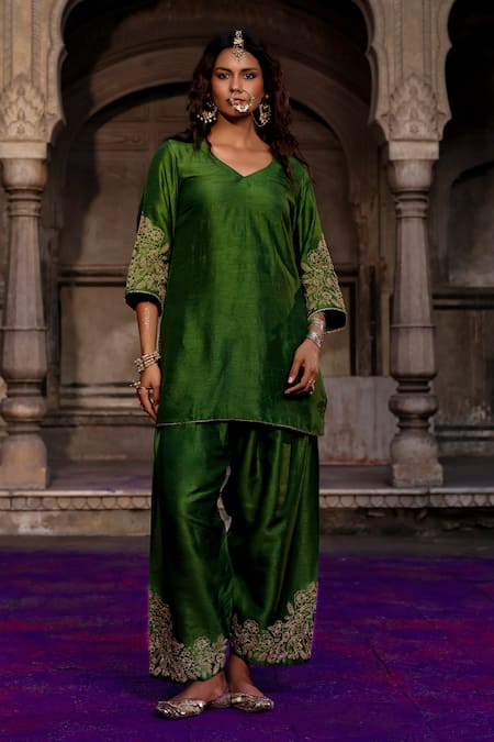 Charu Makkar_Green Silk, Organza Embroidery, Zari V-neck Anmol Kurta Set _Online_at_Aza_Fashions