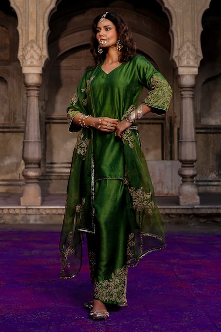 Buy_Charu Makkar_Green Silk, Organza Embroidery, Zari V-neck Anmol Kurta Set _Online_at_Aza_Fashions