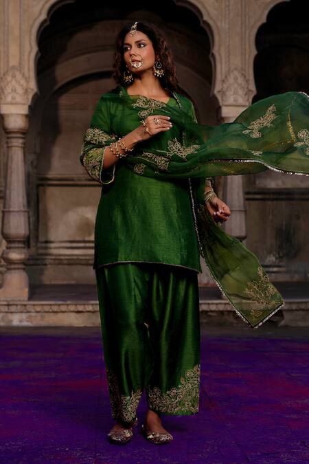 Charu Makkar_Green Silk, Organza Embroidery, Zari V-neck Anmol Kurta Set _at_Aza_Fashions