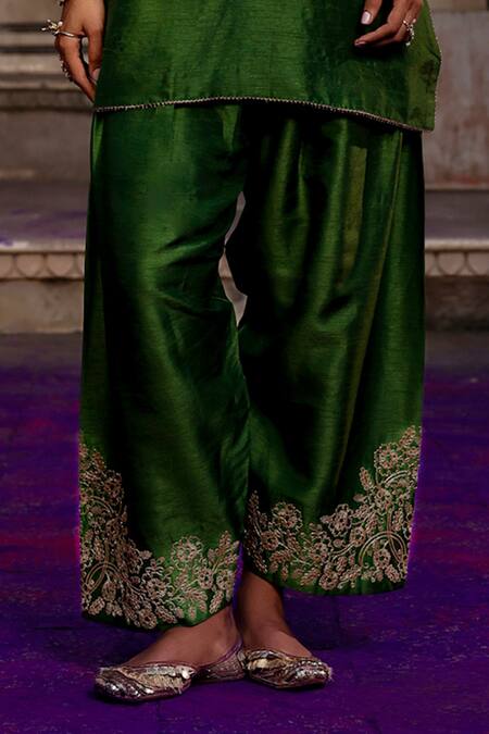 Buy_Charu Makkar_Green Silk, Organza Embroidery, Zari V-neck Anmol Kurta Set 