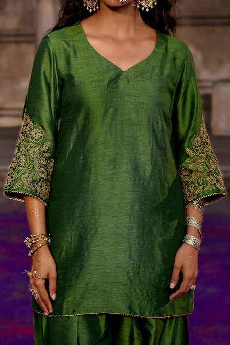 Shop_Charu Makkar_Green Silk, Organza Embroidery, Zari V-neck Anmol Kurta Set 
