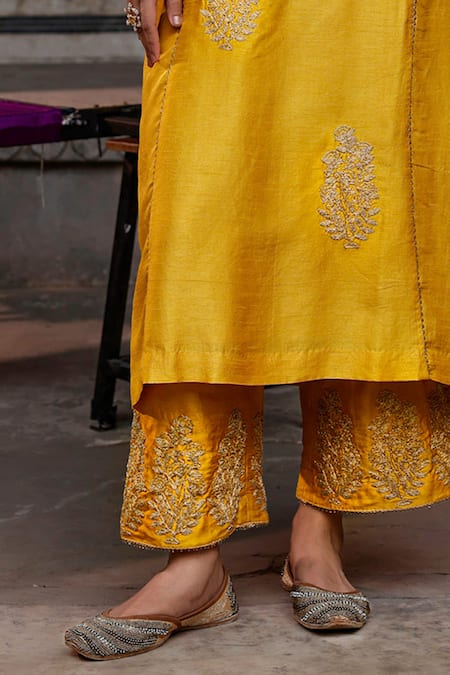 Charu Makkar_Mustard Silk, Organza Embroidery, Zari V-neck Rubina Kurta Set _Online_at_Aza_Fashions