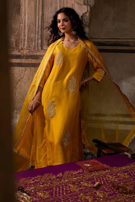 Charu Makkar_Mustard Silk, Organza Embroidery, Zari V-neck Rubina Kurta Set _at_Aza_Fashions