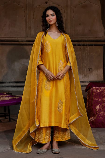 Buy_Charu Makkar_Mustard Silk, Organza Embroidery, Zari V-neck Rubina Kurta Set 