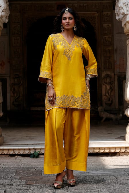 Charu Makkar_Mustard Silk, Organza Embroidery, Zari, Gota Patti V-neck Harnoor Kurta Set _Online_at_Aza_Fashions