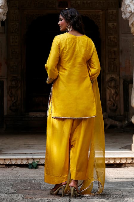 Charu Makkar Harnoor Embroidered Kurta Set 