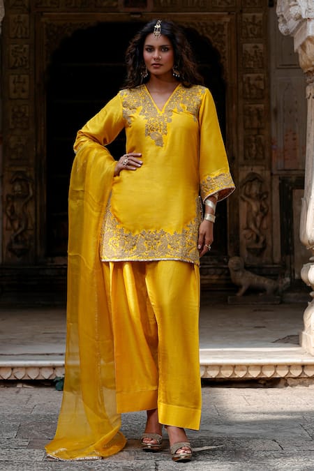 Buy_Charu Makkar_Mustard Silk, Organza Embroidery, Zari, Gota Patti V-neck Harnoor Kurta Set 