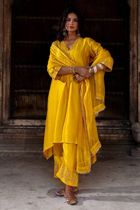 Buy_Charu Makkar_Mustard Silk, Shantoon, Organza Embroidery, Zari V-neck Wamiqa Kurta Set _Online_at_Aza_Fashions