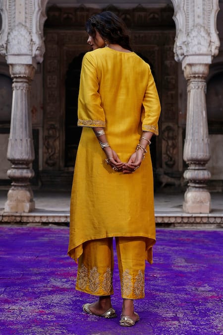 Charu Makkar Wamiqa Embroidered Kurta Set 