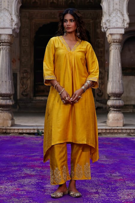 Charu Makkar_Mustard Silk, Shantoon, Organza Embroidery, Zari V-neck Wamiqa Kurta Set _at_Aza_Fashions