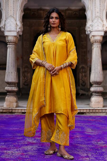 Buy_Charu Makkar_Mustard Silk, Shantoon, Organza Embroidery, Zari V-neck Wamiqa Kurta Set 