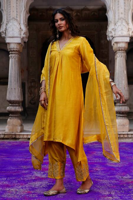 Shop_Charu Makkar_Mustard Silk, Shantoon, Organza Embroidery, Zari V-neck Wamiqa Kurta Set 