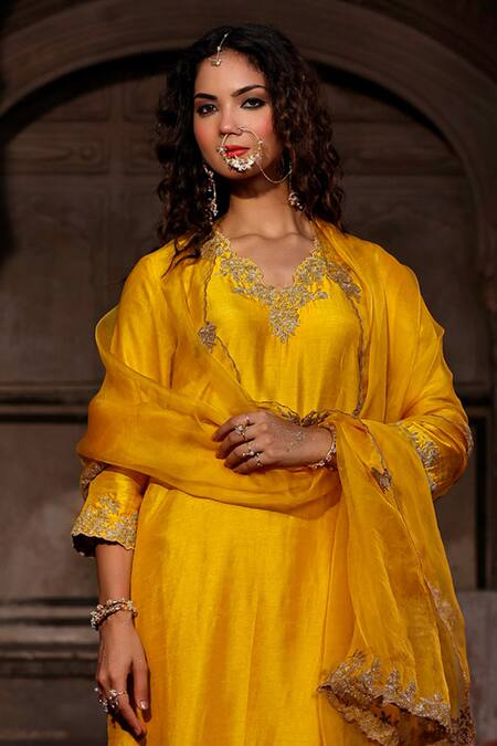 Charu Makkar_Mustard Shantoon, Organza Embroidery, Zari V-neck Juhika Kurta Set _Online_at_Aza_Fashions