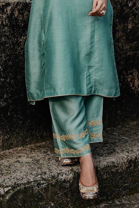 Charu Makkar_Green Silk, Organza Embroidery, Lace, Zari Split V-neck Prabh Kurta Set _Online_at_Aza_Fashions