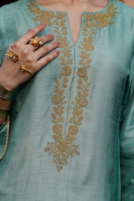 Buy_Charu Makkar_Green Silk, Organza Embroidery, Lace, Zari Split V-neck Prabh Kurta Set _Online_at_Aza_Fashions