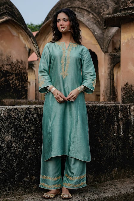 Charu Makkar_Green Silk, Organza Embroidery, Lace, Zari Split V-neck Prabh Kurta Set _at_Aza_Fashions