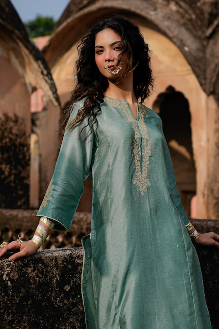 Shop_Charu Makkar_Green Silk, Organza Embroidery, Lace, Zari Split V-neck Prabh Kurta Set 