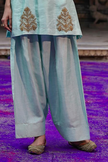 Charu Makkar_Green Silk Embroidery Split V-neck Nikki Kurta Set _Online_at_Aza_Fashions